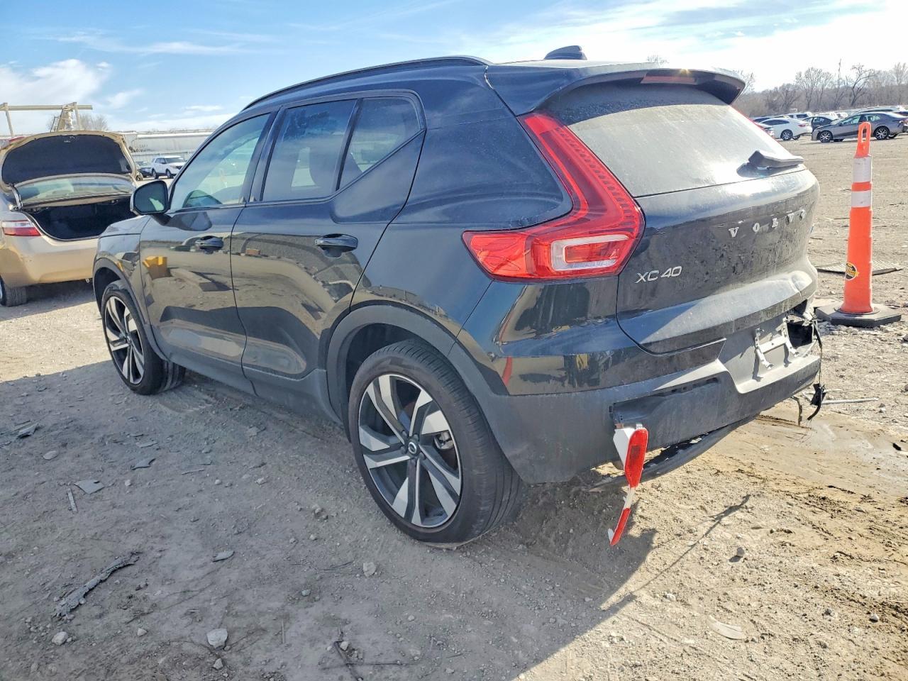 2023 VOLVO XC40