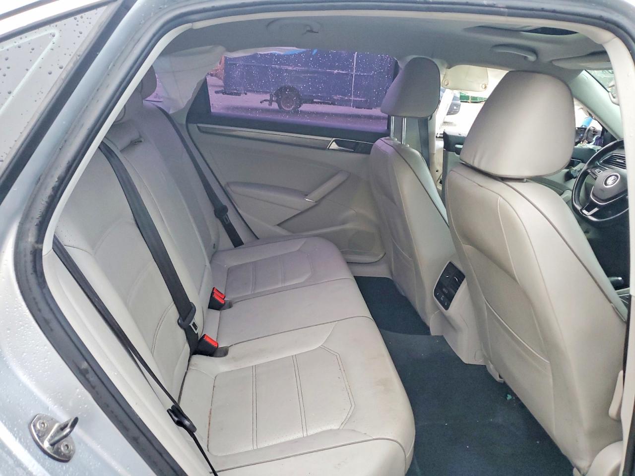 2017 VOLKSWAGEN Passat