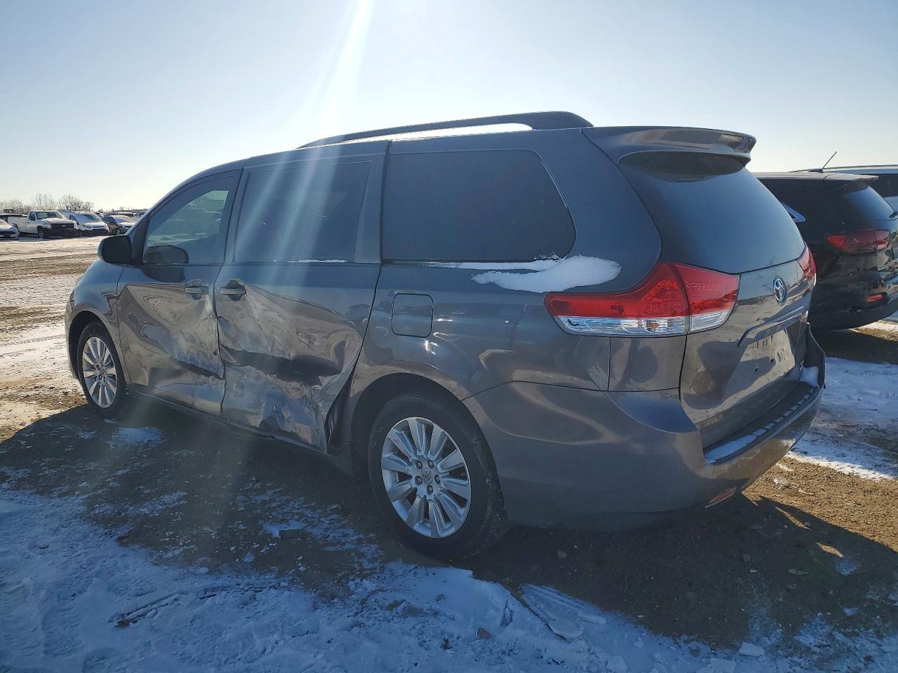 2011 TOYOTA SIENNA