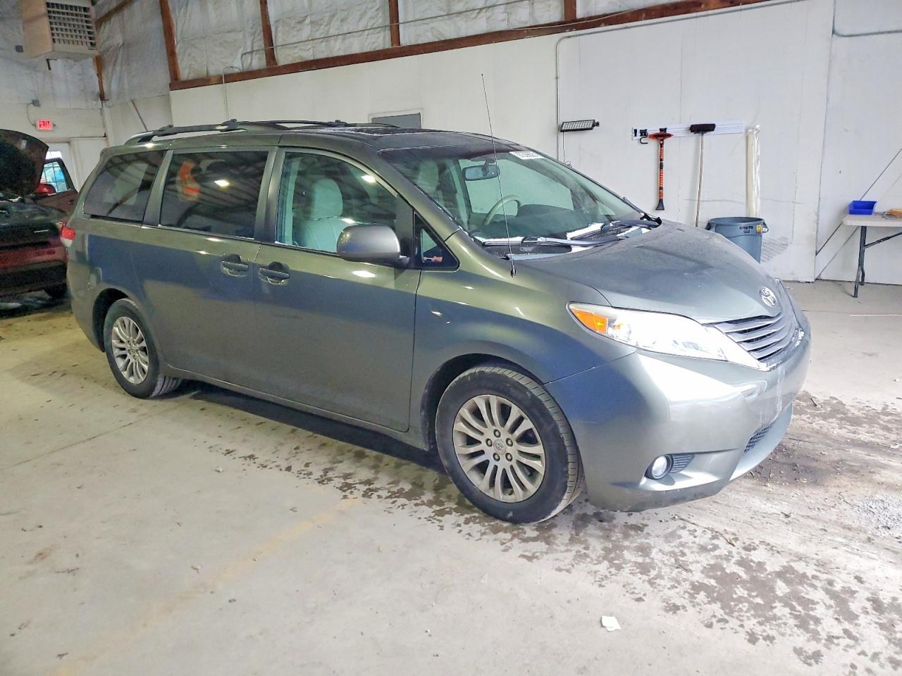 2012 TOYOTA SIENNA