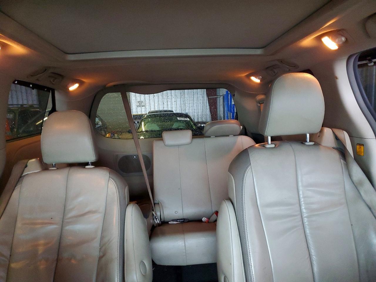 2011 TOYOTA SIENNA