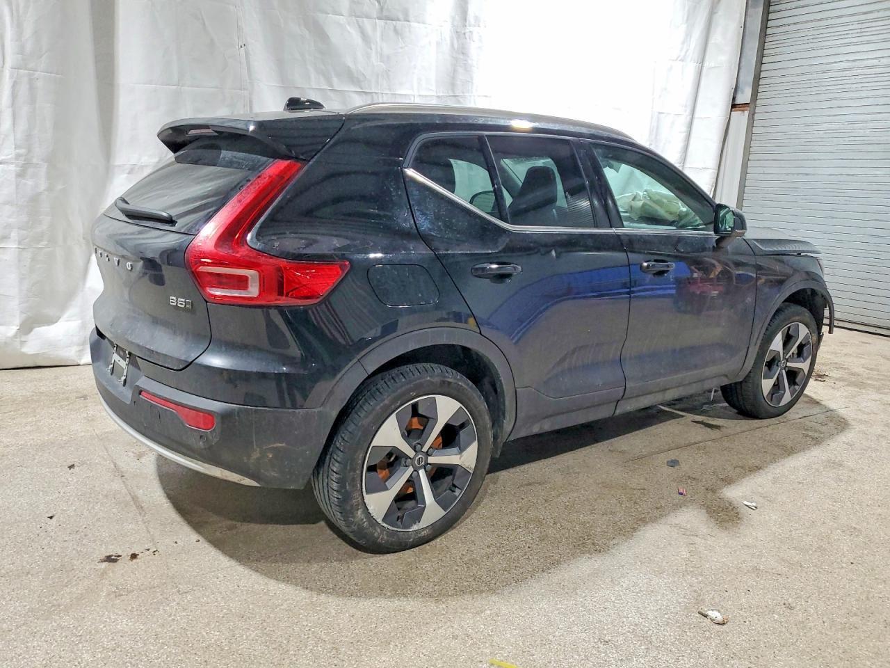 2025 VOLVO XC40