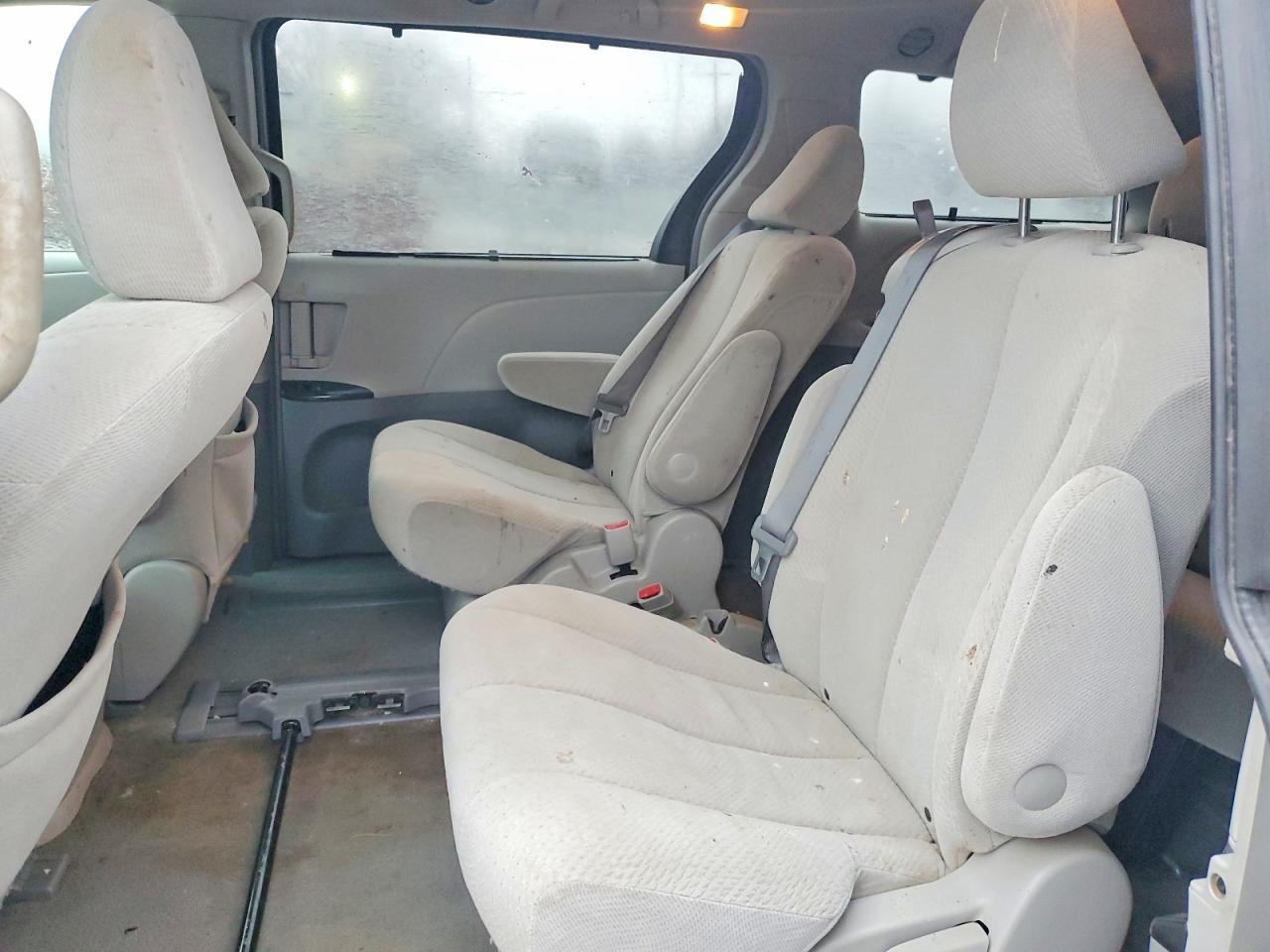 2011 TOYOTA SIENNA