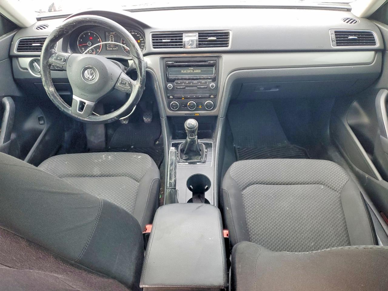 2012 VOLKSWAGEN Passat