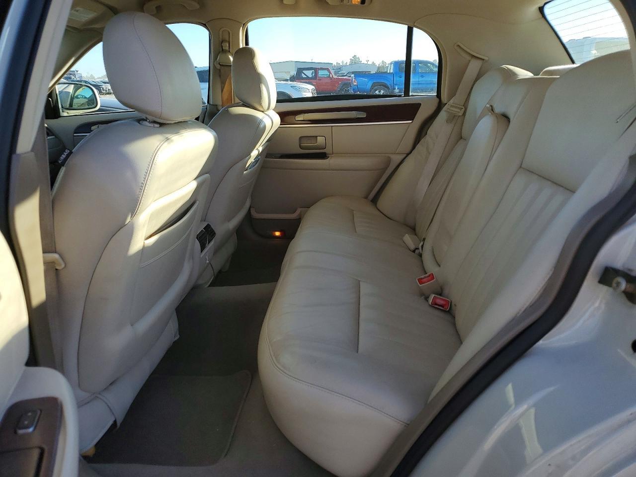 2005 LINCOLN Town Car