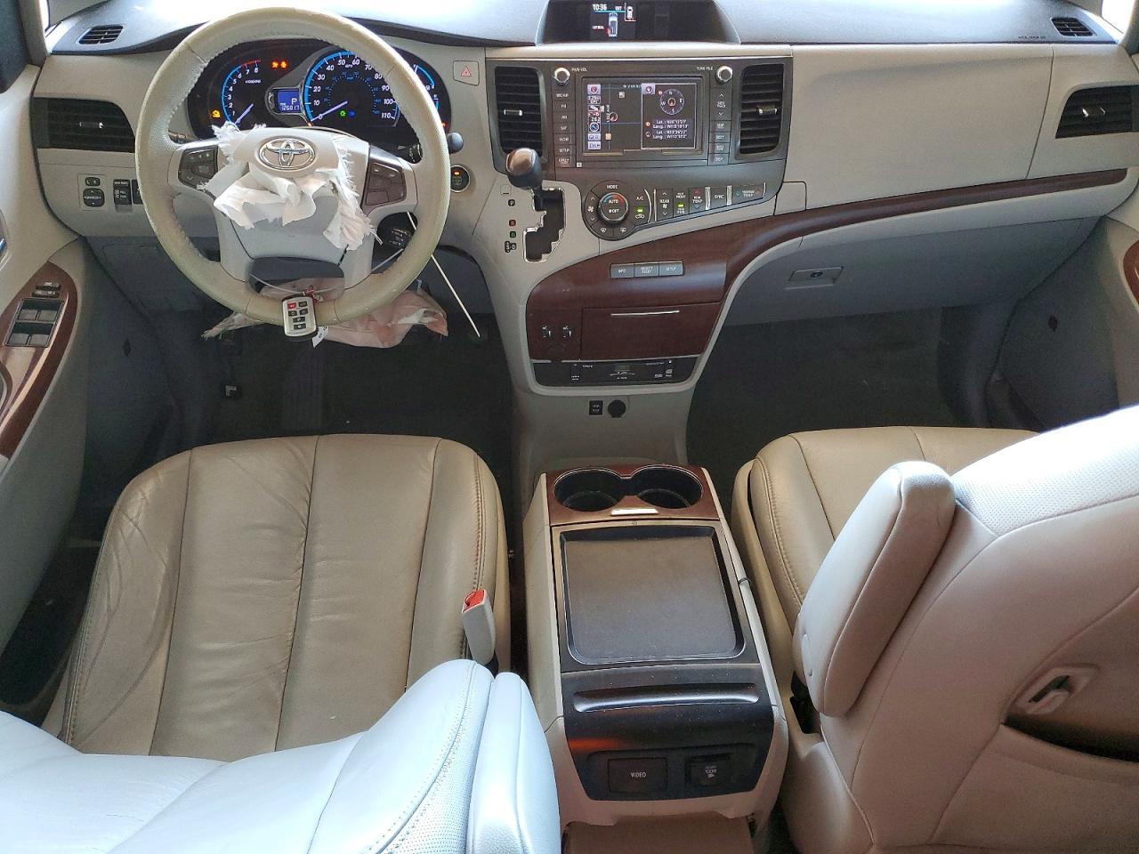 2011 TOYOTA SIENNA