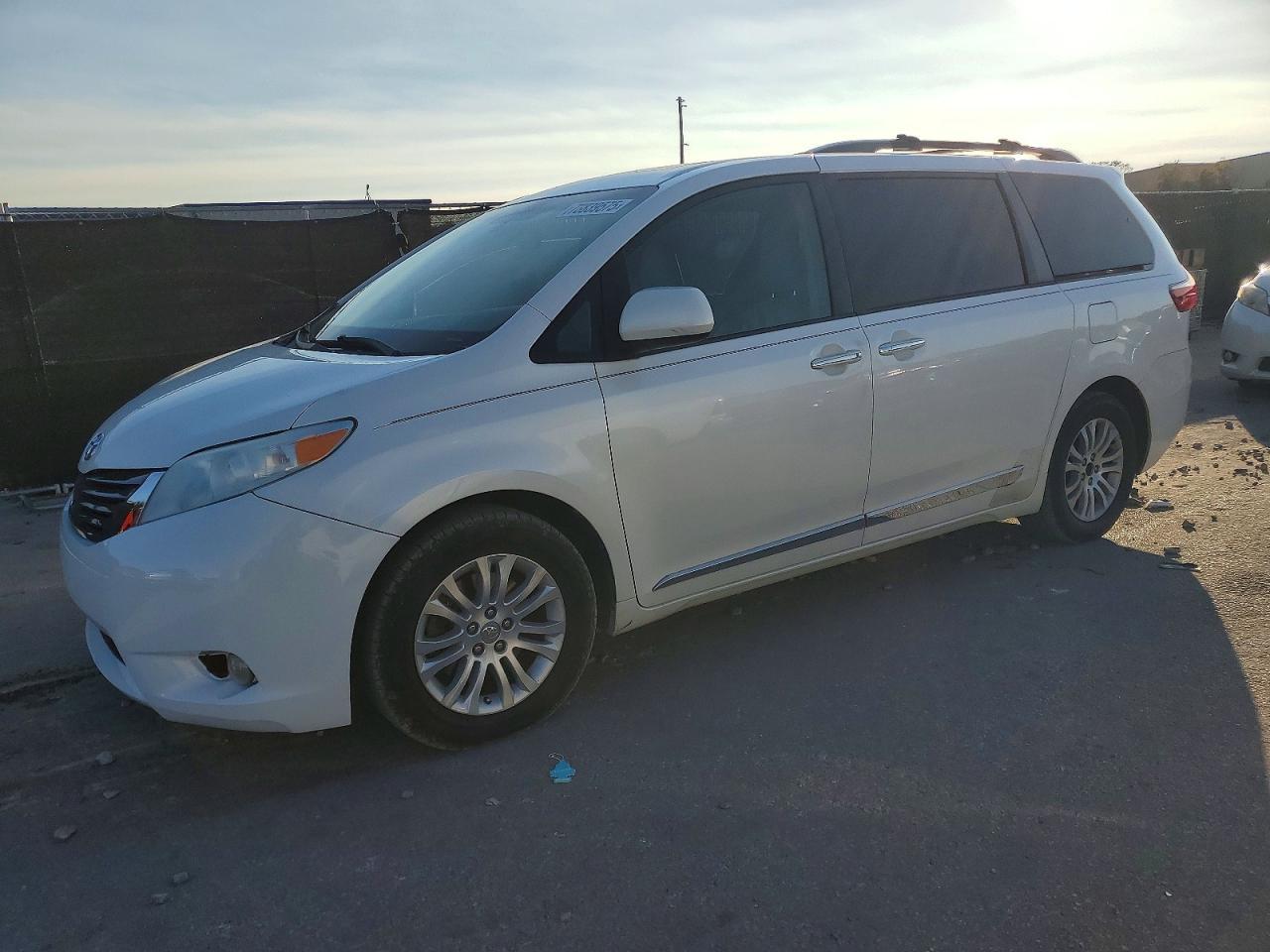 2015 TOYOTA SIENNA
