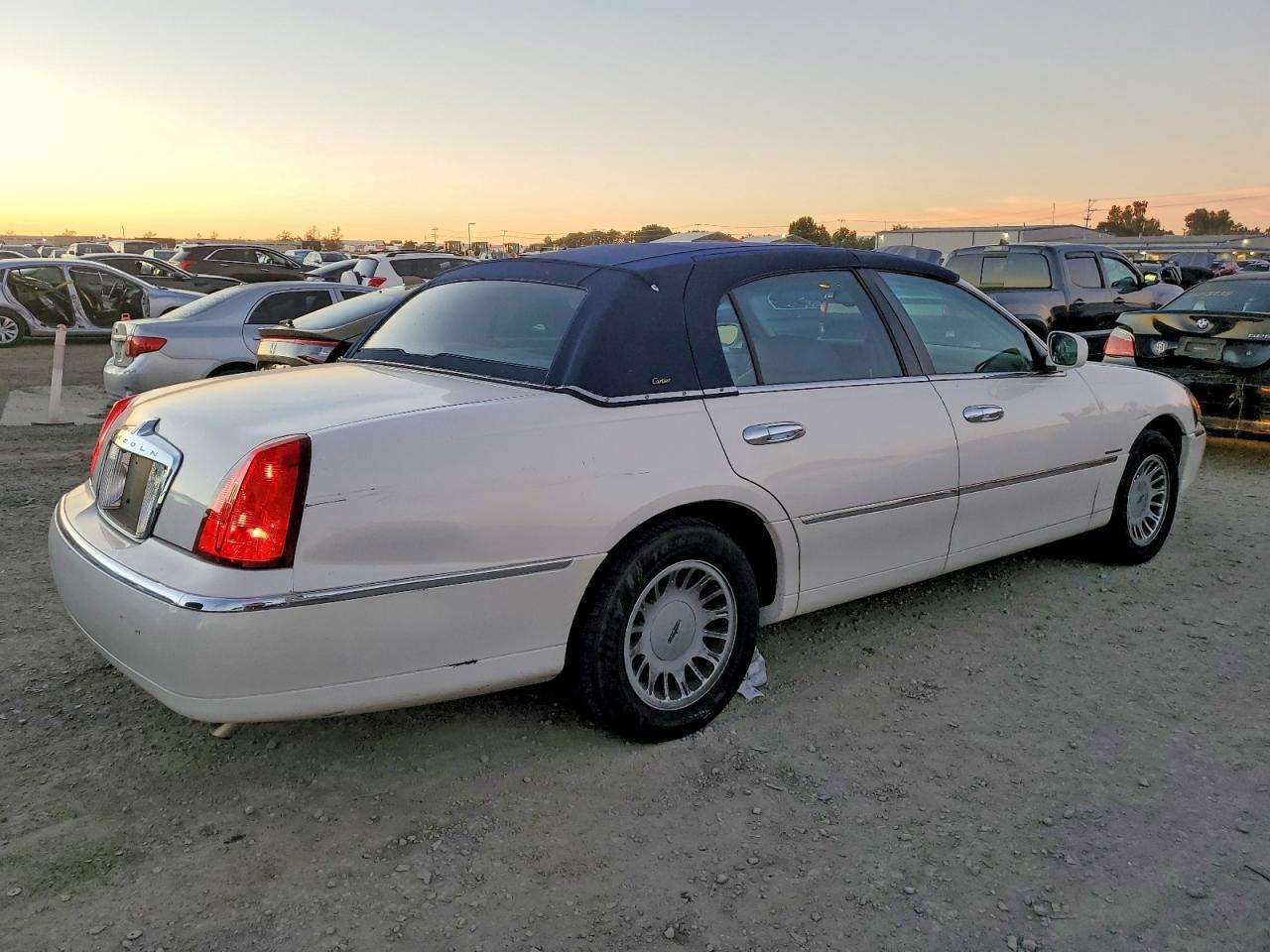 2000 LINCOLN Town Car