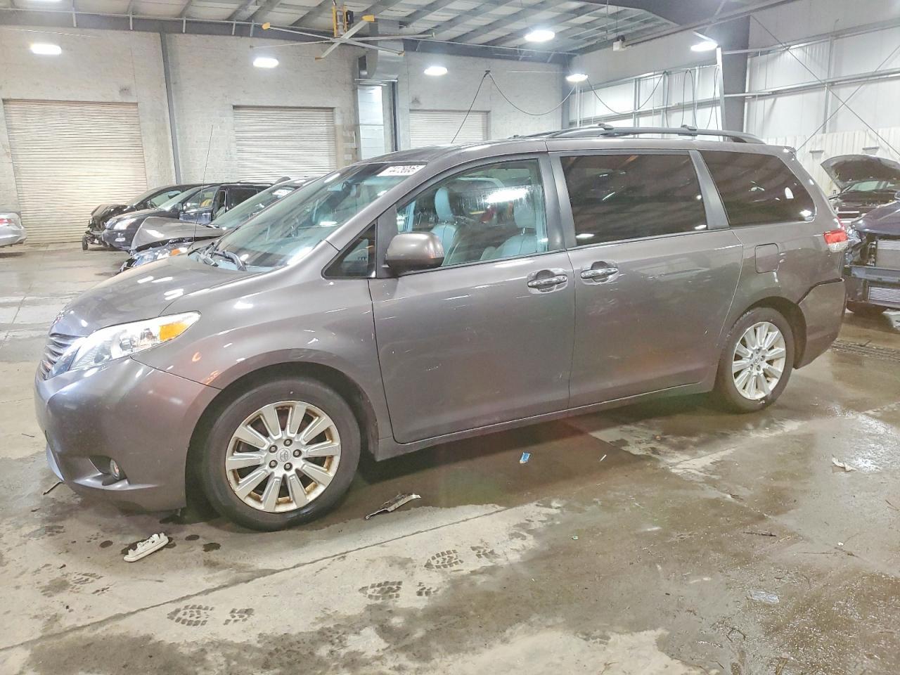 2013 TOYOTA SIENNA