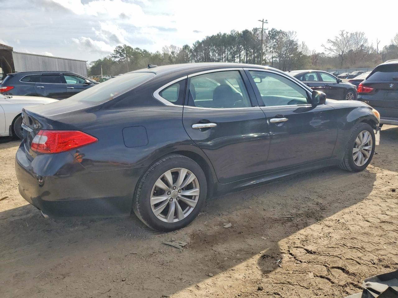 2011 INFINITI M37