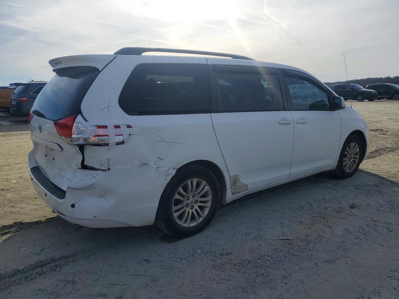 2011 TOYOTA SIENNA