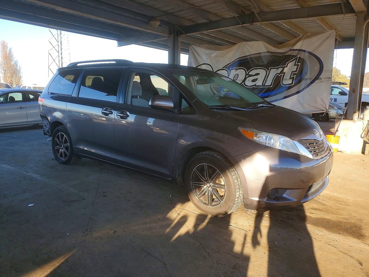 2013 TOYOTA SIENNA