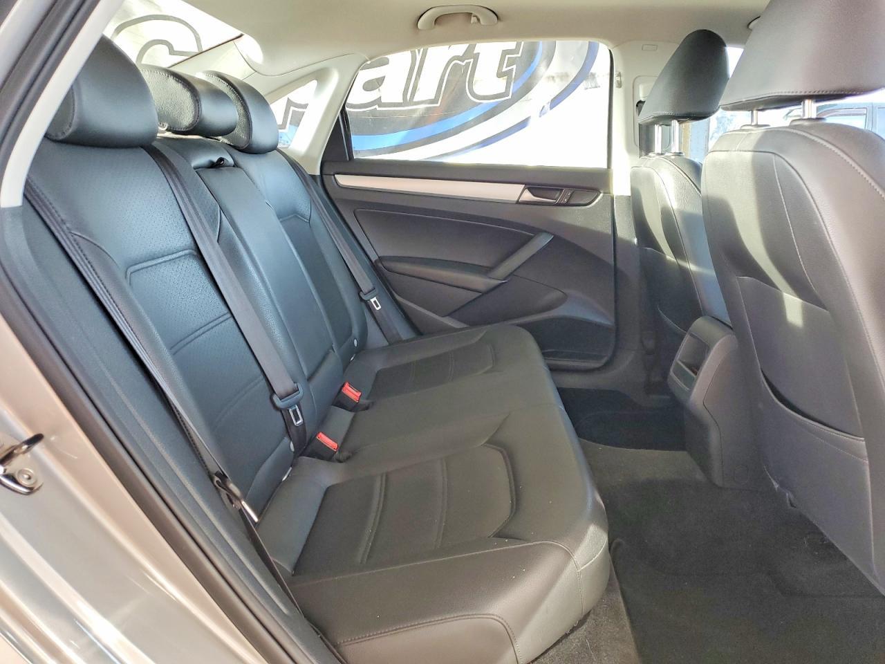2012 VOLKSWAGEN Passat