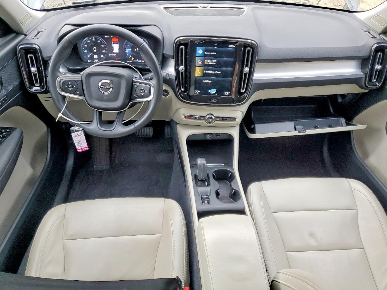 2021 VOLVO XC40