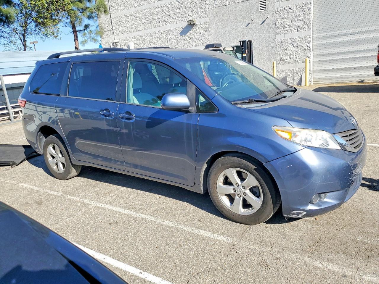 2016 TOYOTA SIENNA