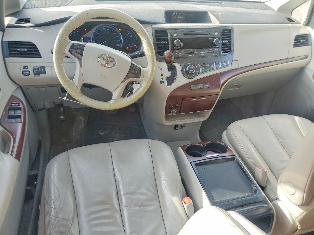 2011 TOYOTA SIENNA