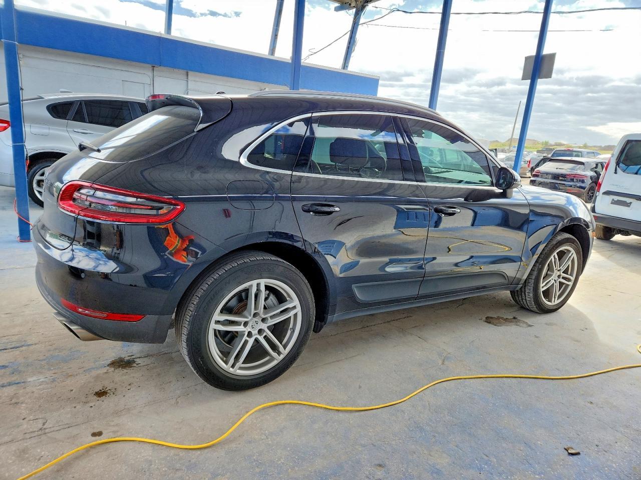 2017 PORSCHE Macan