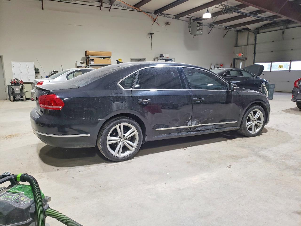 2012 VOLKSWAGEN Passat