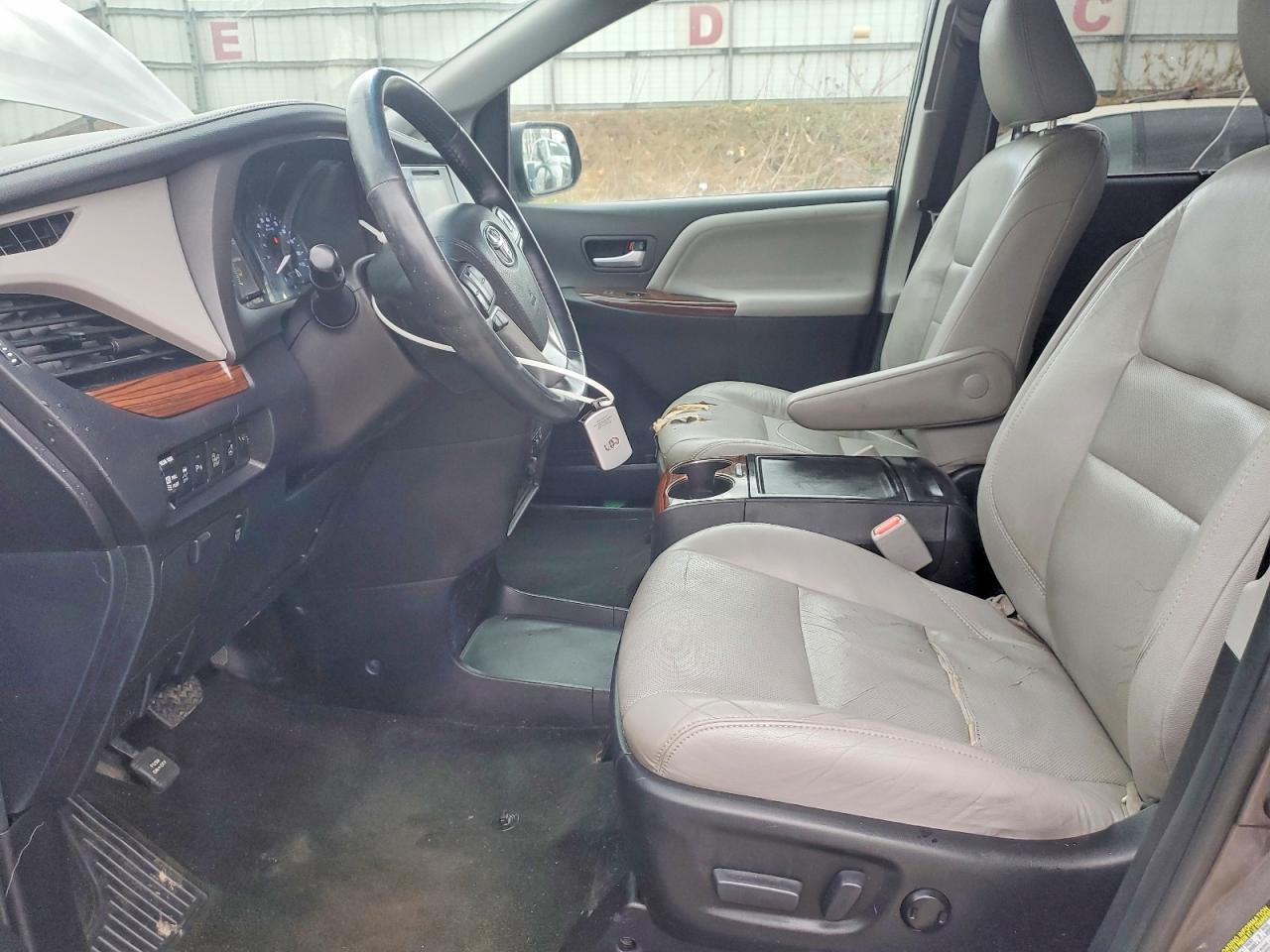 2016 TOYOTA SIENNA