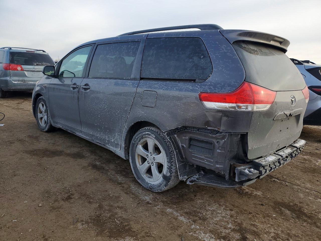 2011 TOYOTA SIENNA