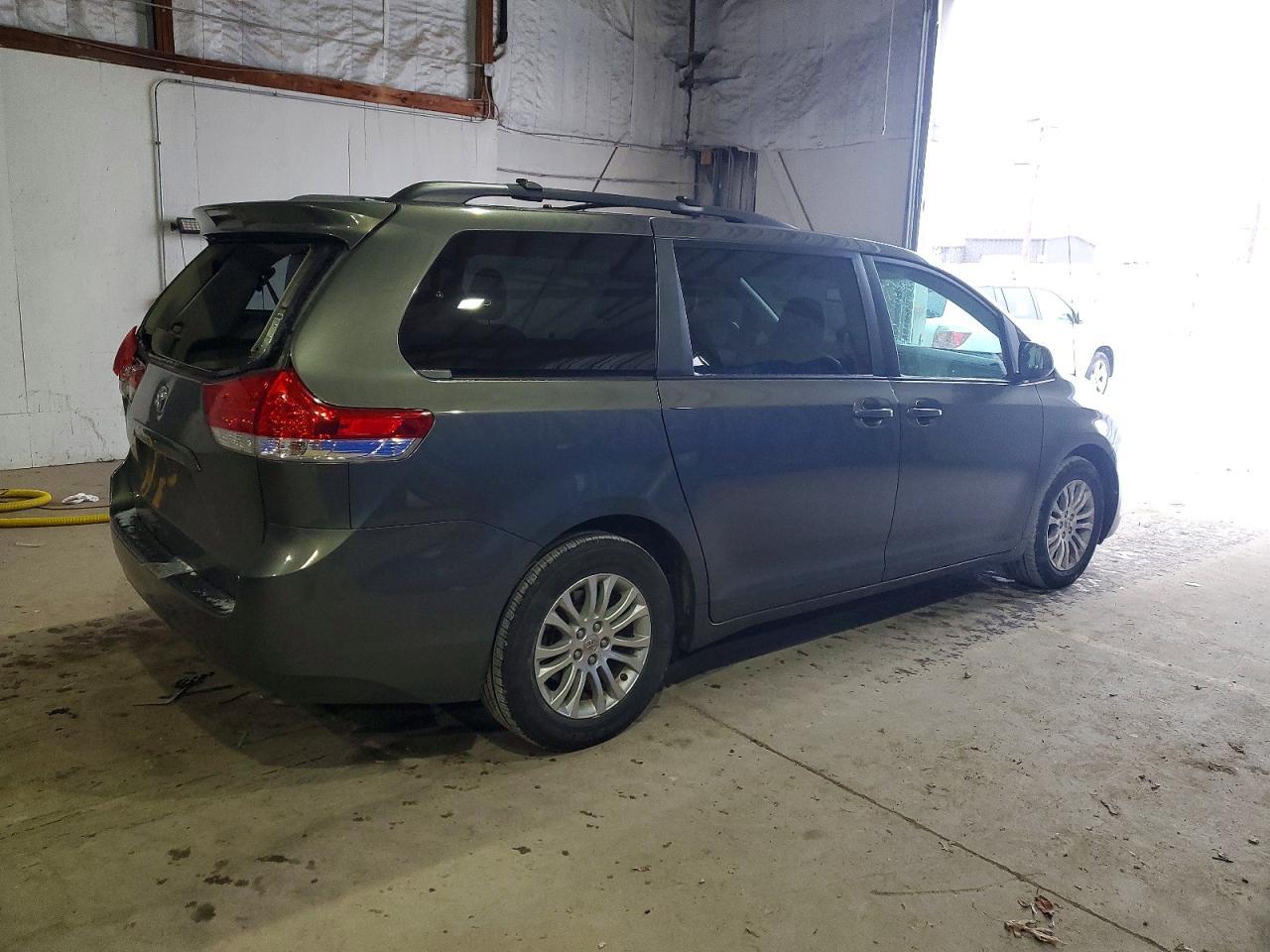 2012 TOYOTA SIENNA
