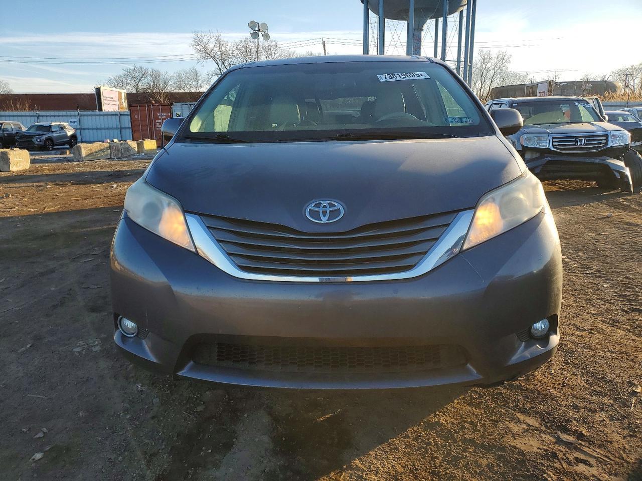 2012 TOYOTA SIENNA