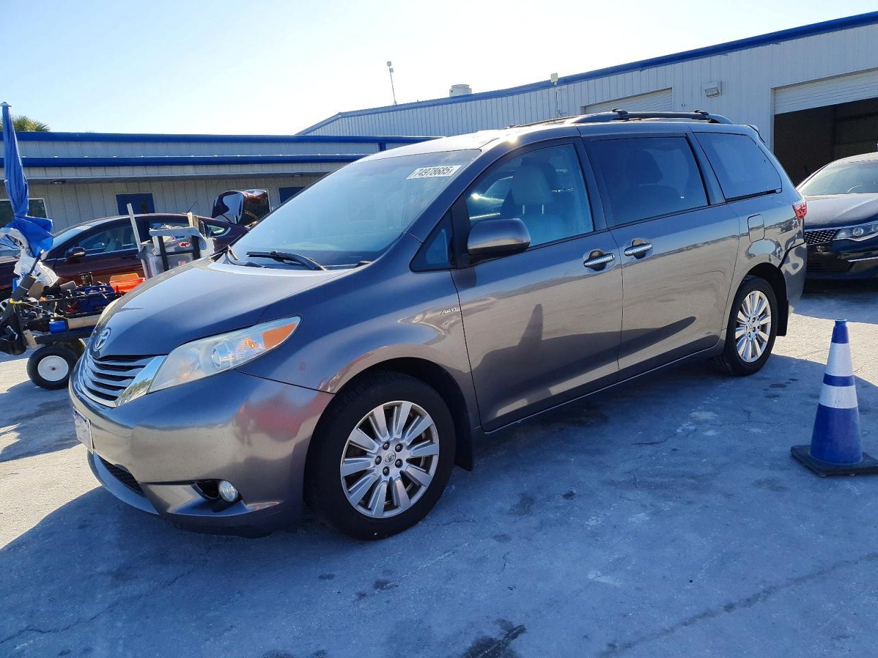 2017 TOYOTA SIENNA