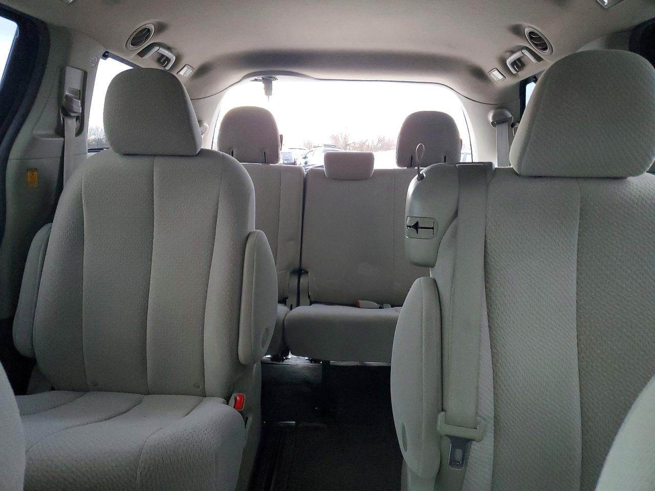 2011 TOYOTA SIENNA