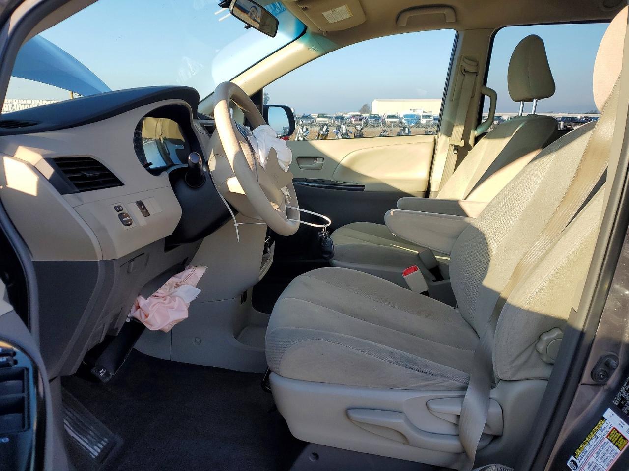 2011 TOYOTA SIENNA
