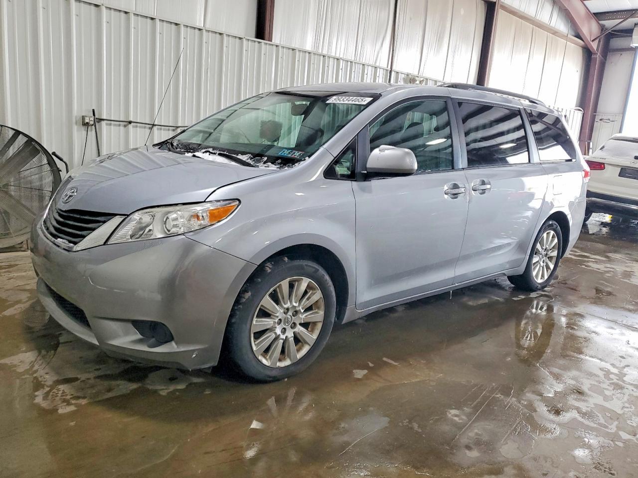 2014 TOYOTA SIENNA