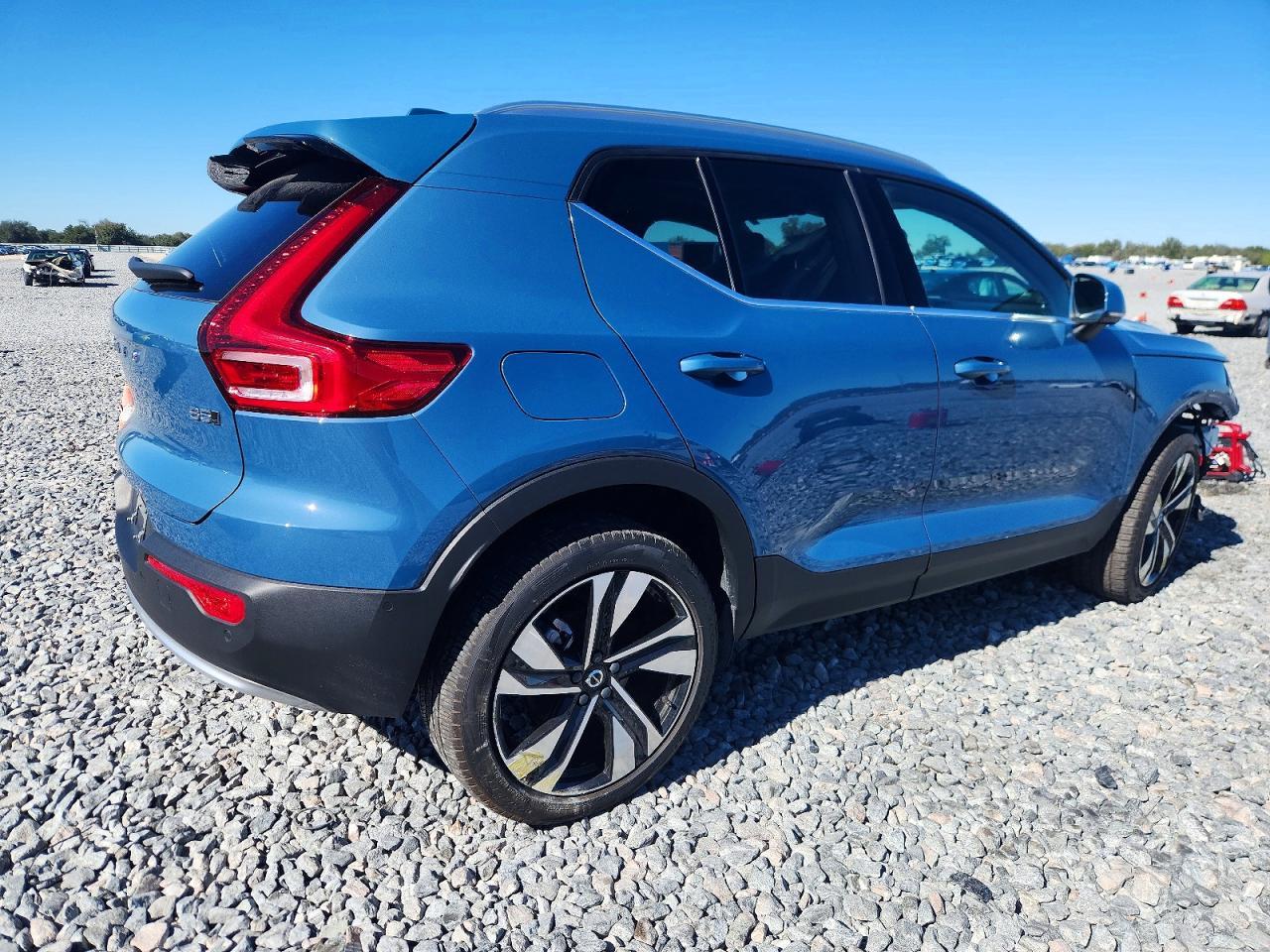 2023 VOLVO XC40