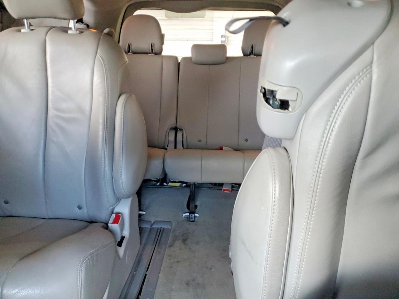 2011 TOYOTA SIENNA