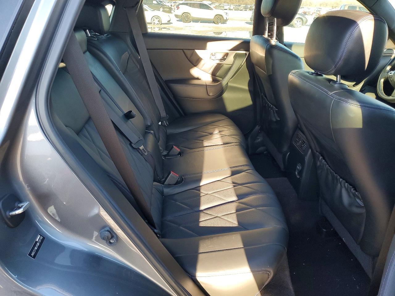 2016 INFINITI QX70