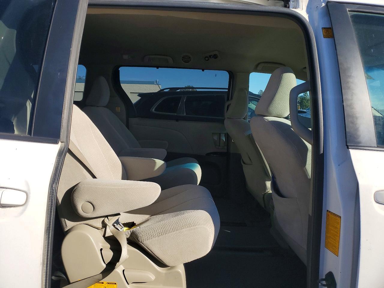 2011 TOYOTA SIENNA