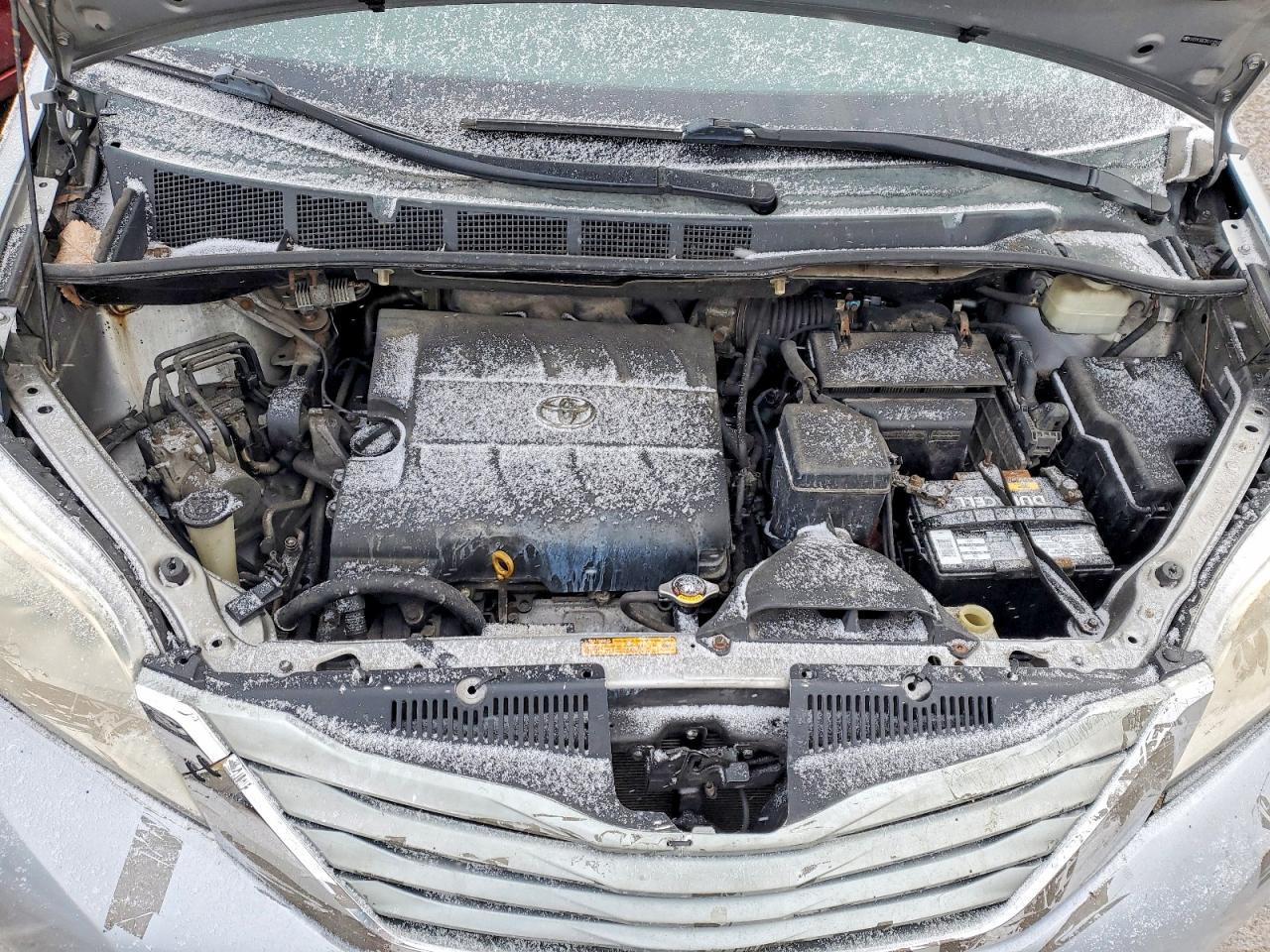 2011 TOYOTA SIENNA