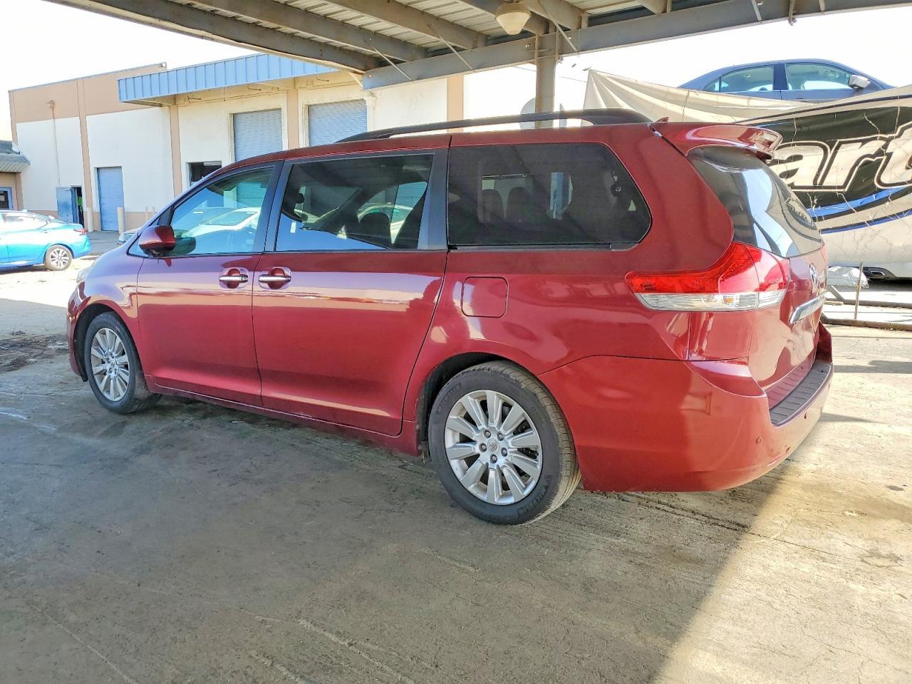 2011 TOYOTA SIENNA