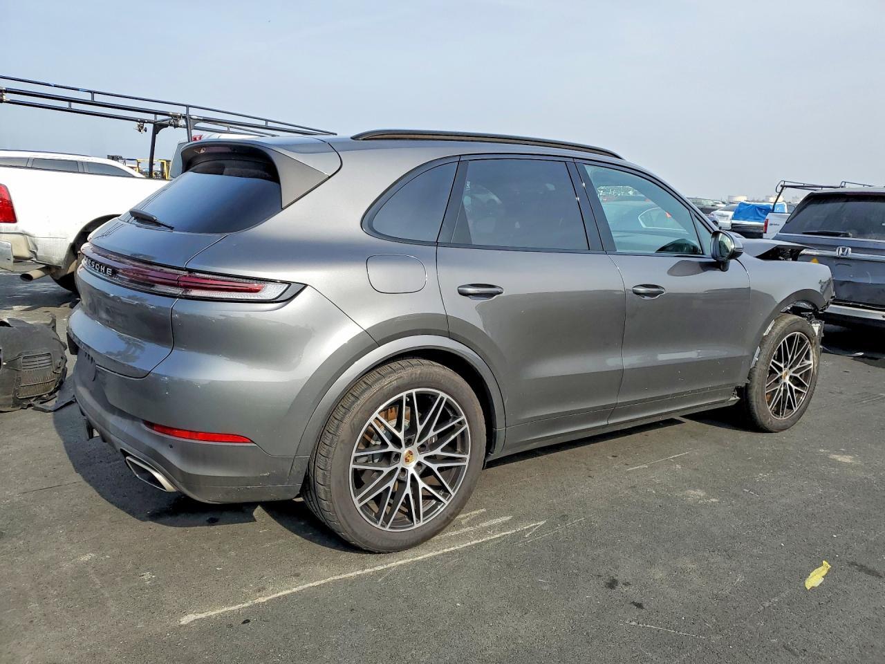 2024 PORSCHE CAYENNE