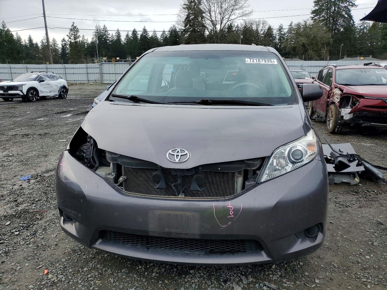2011 TOYOTA SIENNA