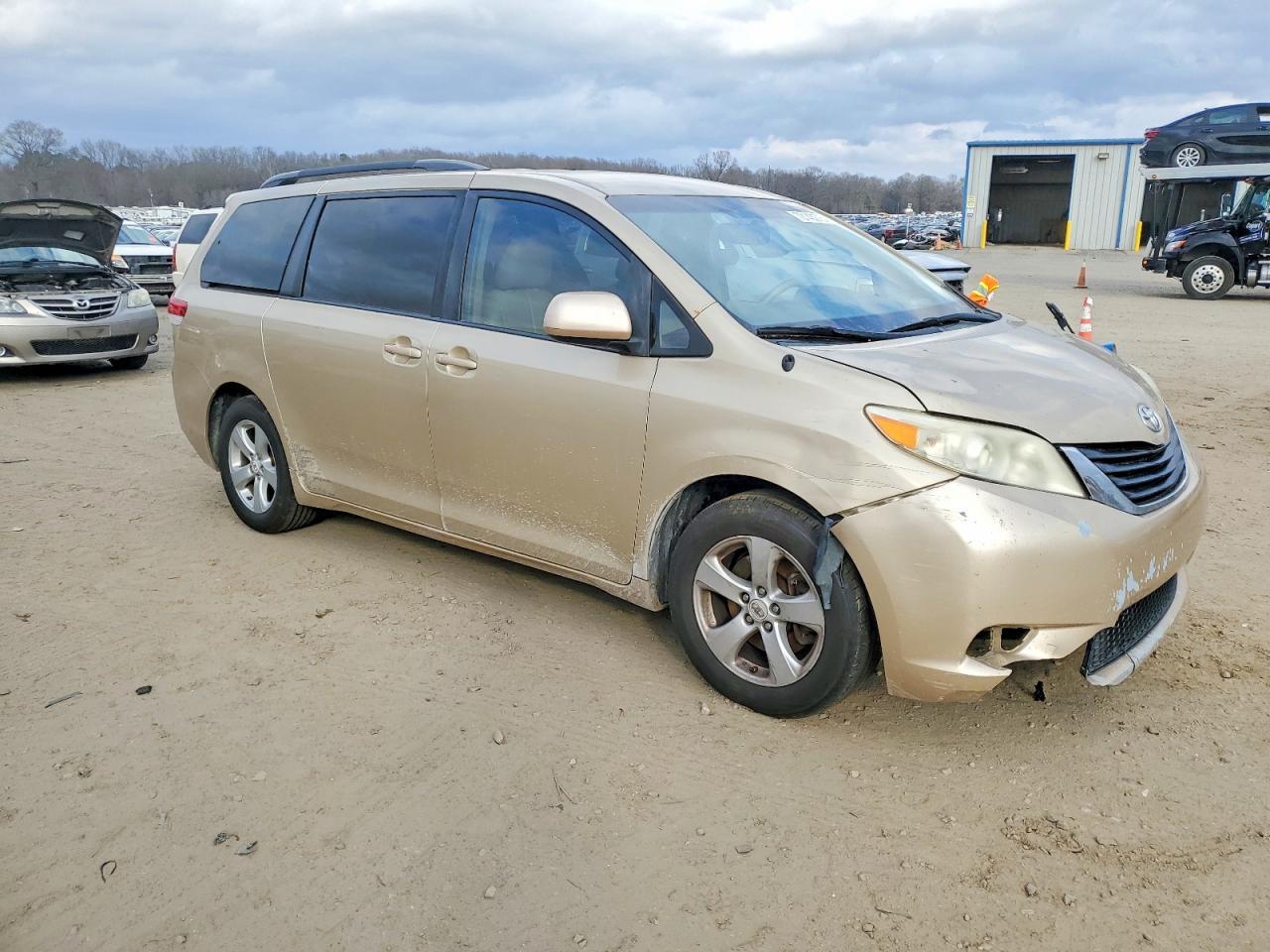 2011 TOYOTA SIENNA
