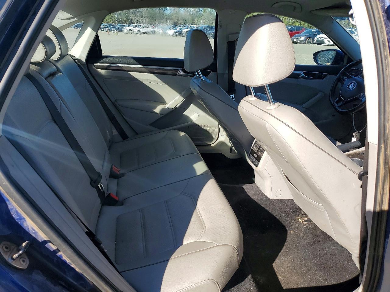 2016 VOLKSWAGEN Passat