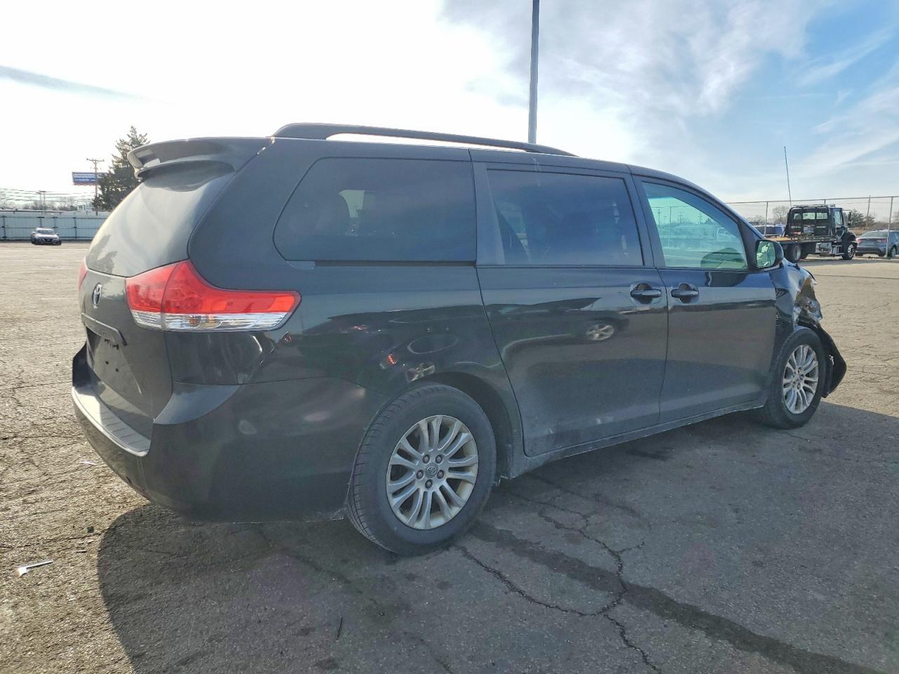 2011 TOYOTA SIENNA