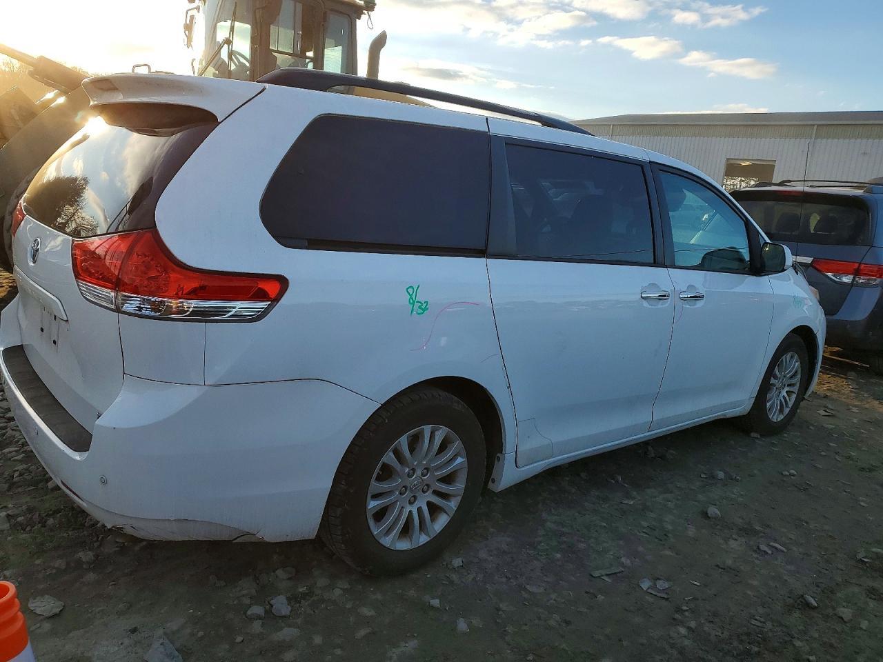2013 TOYOTA SIENNA