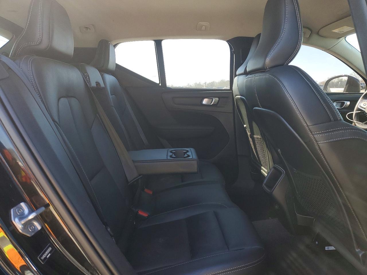 2021 VOLVO XC40