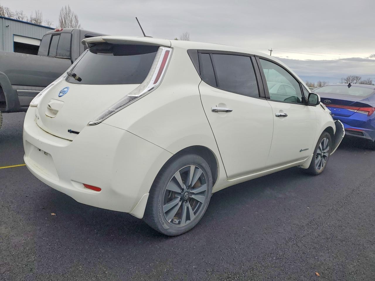 2016 NISSAN LEAF