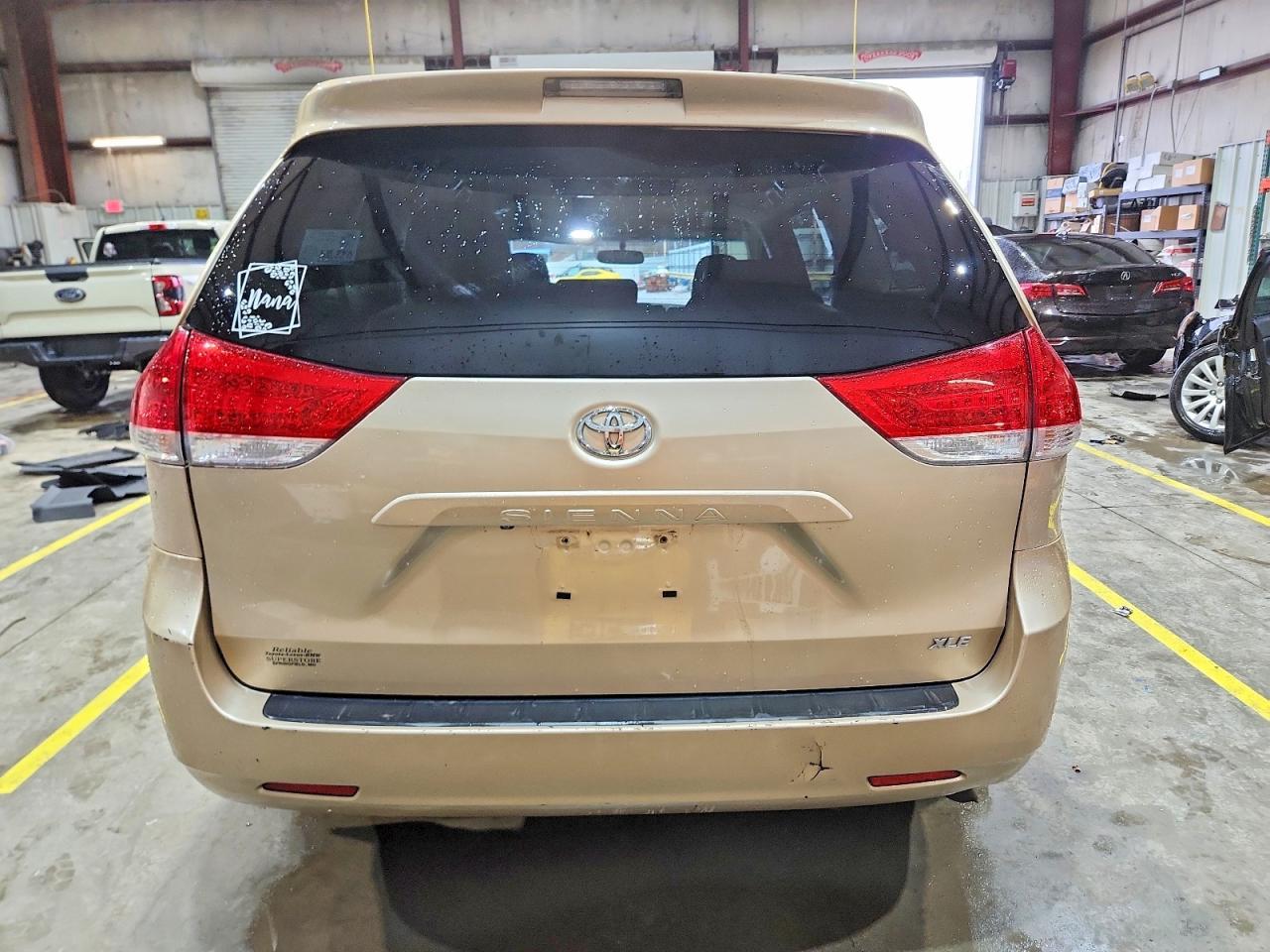 2011 TOYOTA SIENNA