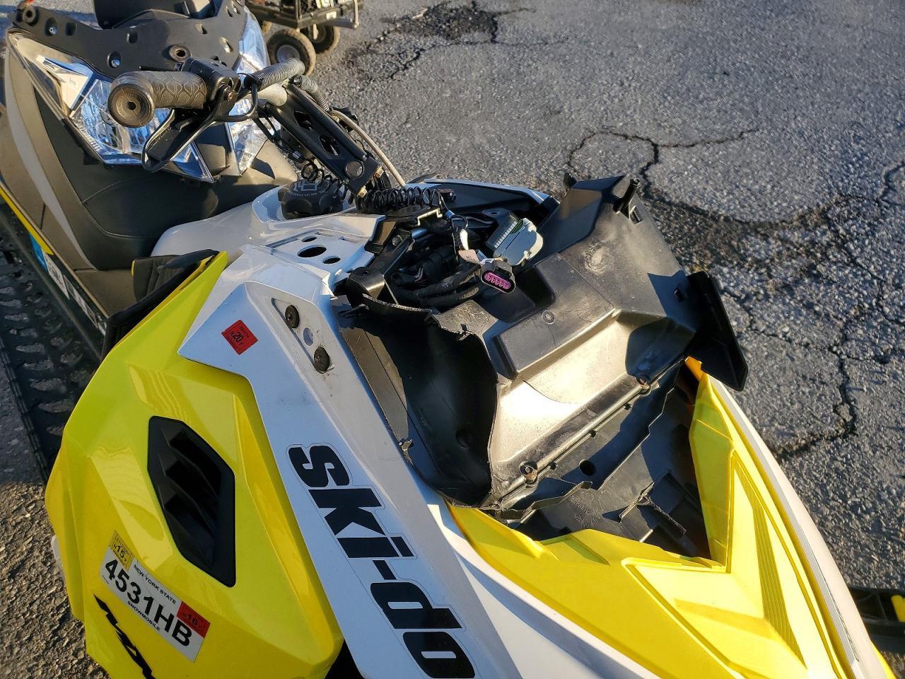 2015 SKI-DOO Rev