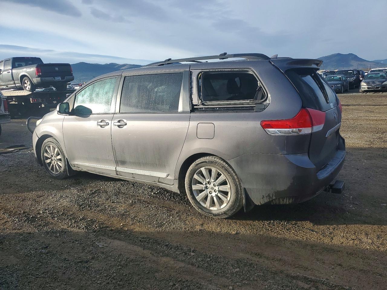 2011 TOYOTA SIENNA