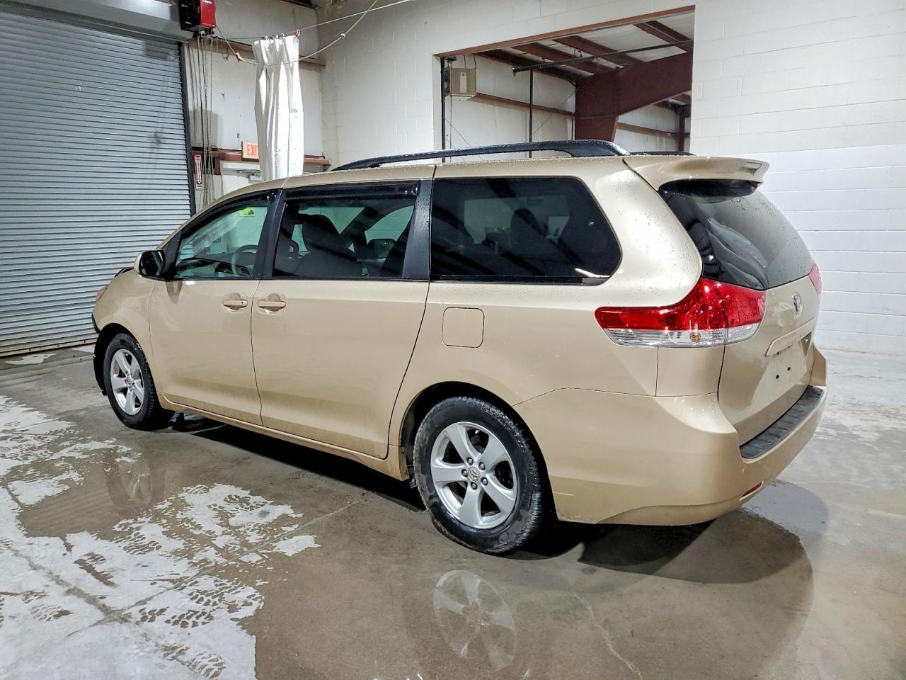 2011 TOYOTA SIENNA