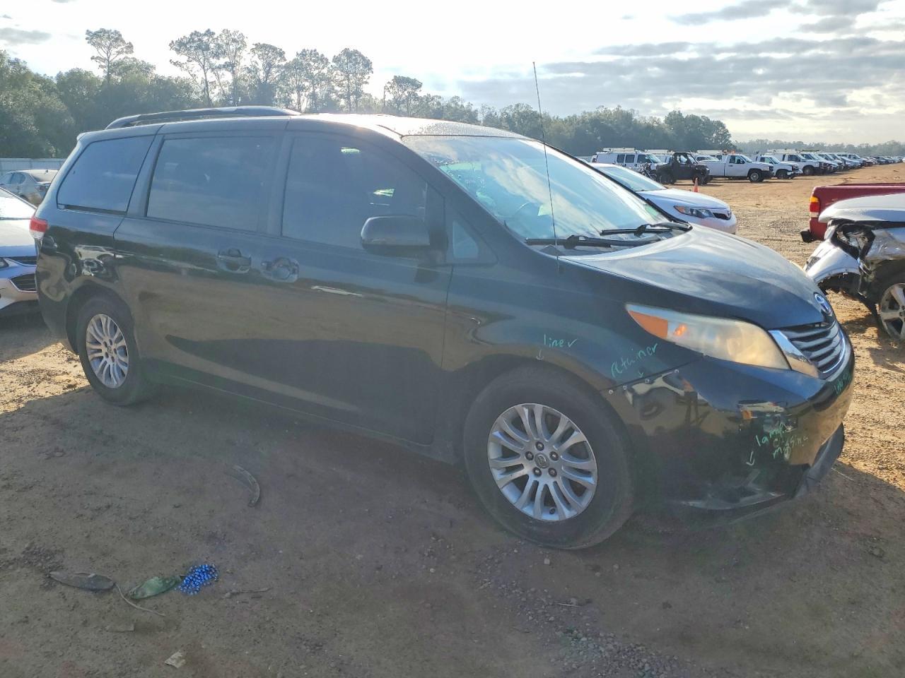 2013 TOYOTA SIENNA