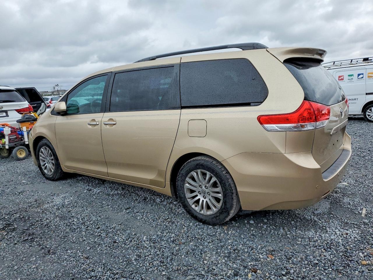 2011 TOYOTA SIENNA